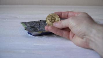 gouden bitcoin in de hand van een man. symbool van een nieuwe virtuele valuta video
