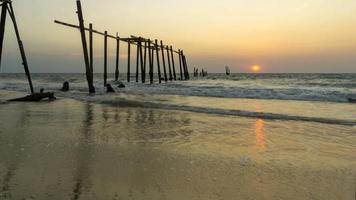 pôr do sol na praia de khao phi, phang nga, tailândia video