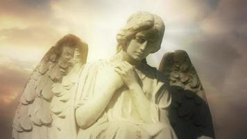 statyn av en ängel i tid förfaller moln video