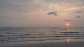 prachtige zonsondergang op het strand video