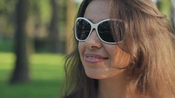 mujer con gafas de sol en un campo de verano video
