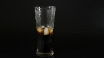 versando la soda in un bicchiere con ghiaccio video