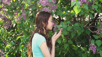 mujer joven feliz en el jardín video