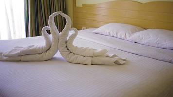 toalhas de cisne decorando cama de hotel video