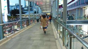 persone che camminano sullo skywalk a bangkok video