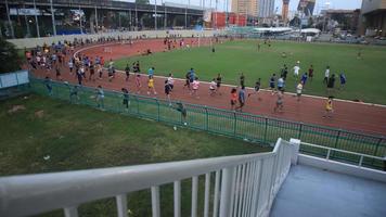 mensen rennen op een atletiekbaan video