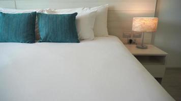 oreillers sur un lit d'hôtel video