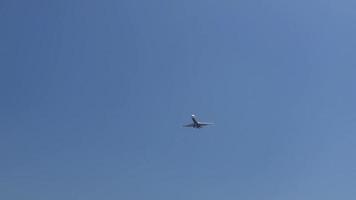 vliegtuig vliegt overhead in lucht 4k video