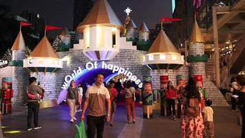 Luces y adornos navideños por la noche, Bangkok, Tailandia video