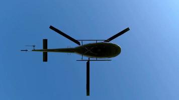 hélicoptère noir volant video