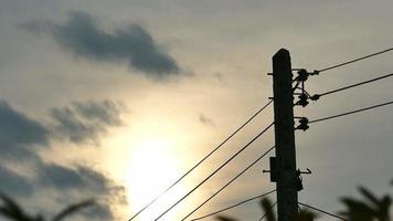 silhueta de um poste de eletricidade durante o pôr do sol video