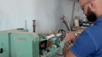 Bearded Woodcomer Using a Lathe video