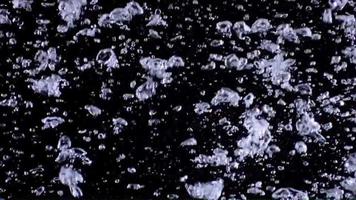 onderwaterbellen stijgen op video