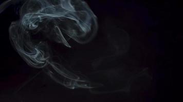 rook- en misteffect op een donkere achtergrond video