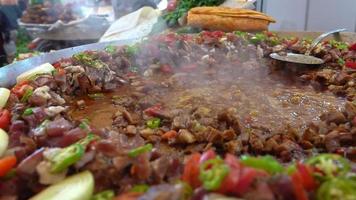 Cocinar la carne de kebab turco en el bazar video