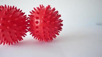 tre röda bollar på vit bakgrund. koncept för coronavirus. video