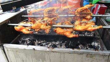 poulet grillé sur barbecue au charbon de bois video