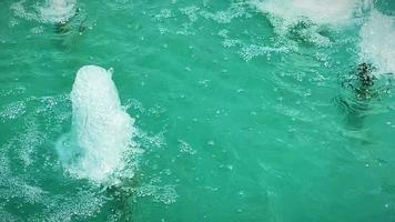 ralenti bouchent la fontaine. video