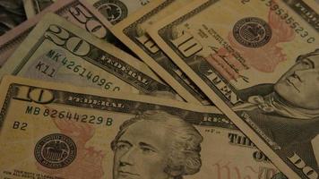 rotierende Stock Footage Aufnahme der amerikanischen Papierwährung auf einem amerikanischen Adlerschild Hintergrund - Geld 0408 video