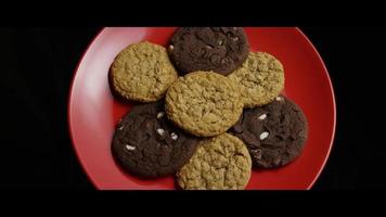 Tir cinématique et rotatif de cookies sur une assiette - cookies 085 video