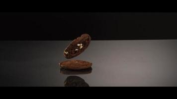 galletas que caen desde arriba sobre una superficie reflectante - galletas 204 video