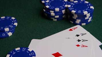 Disparo giratorio de cartas de póquer y fichas de póquer sobre una superficie de fieltro verde - póquer 001 video