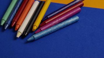 Tir rotatif de crayons de cire de couleur pour le dessin et l'artisanat - crayons 020 video