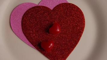 roterend voorraadbeeldschot van valentijnskaartendecoratie en suikergoed - valentijnskaarten 0119 video