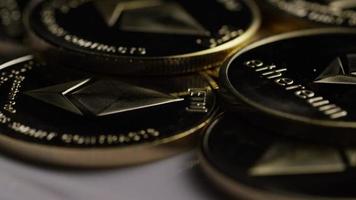 roterande skott av ethereum bitcoins (digital kryptovaluta) - bitcoin ethereum 0099 video