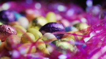 Tourné en rotation de bonbons de Pâques colorés sur un lit d'herbe de Pâques - Pâques 185 video