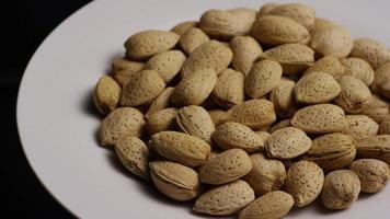 Plan cinématique et rotatif d'amandes sur une surface blanche - amandes 137 video