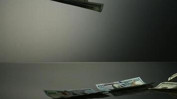 notas americanas de $ 100 caindo em uma superfície reflexiva - dinheiro fantasma 070 video
