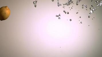 Salpicadura de agua con fruta en cámara ultra lenta (1,500 fps) sobre una superficie reflectante - Salpicadura de agua con fruta 004 video