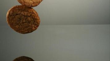 biscotti che cadono e rimbalzano in ultra slow motion (1.500 fps) su una superficie riflettente - cookies phantom 118 video