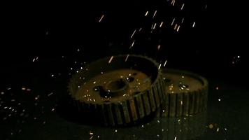 gnistor med kugghjul i ultra slow motion (1500 fps) på en reflekterande yta - gnistor med kugghjul 015 video