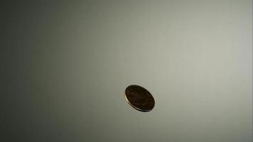 moneda de oro lanzando al aire en cámara ultra lenta (1,500 fps) - moneda fantasma 007 video