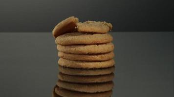 biscoitos caindo e quicando em ultra slow motion (1.500 fps) em uma superfície reflexiva - cookies fantasma 059 video