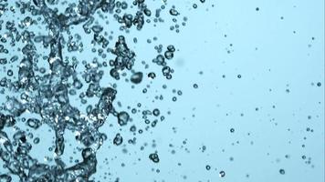 acqua che versa e schizza in ultra slow motion (1.500 fps) su una superficie riflettente - l'acqua versa 088 video