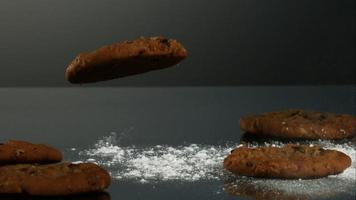 biscotti che cadono e rimbalzano in ultra slow motion (1.500 fps) su una superficie riflettente - cookies phantom 064 video