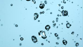 water gieten en spetteren in ultra slow motion (1500 fps) op een reflecterend oppervlak - water giet 112 video
