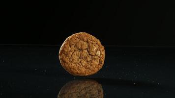 biscotti che cadono e rimbalzano in ultra slow motion (1.500 fps) su una superficie riflettente - cookies phantom 036 video