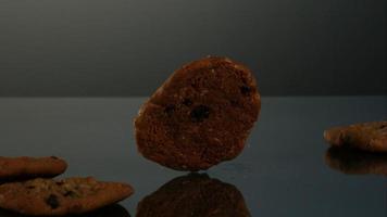 biscotti che cadono e rimbalzano in ultra slow motion (1.500 fps) su una superficie riflettente - cookies phantom 062 video