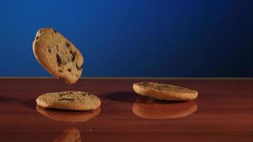 Cookies falling and bouncing in ultra slow motion (1,500 fps) on a reflective surface - COOKIES PHANTOM 016