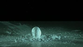 munkar faller och studsar i ultra slow motion (1500 fps) på en reflekterande yta - donuts phantom 005 video