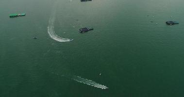 Flygfoto över fartbåtar vid havet nära strandstaden video