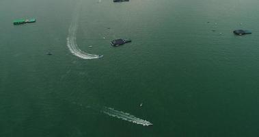 luchtfoto van speedboten op de zee in de buurt van strandstad video