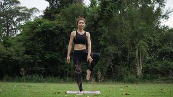 belle femme fait du yoga dans le parc video