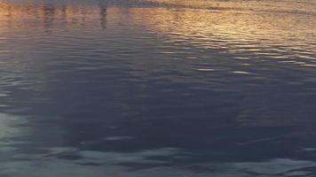 pôr do sol sobre o lago refletindo na água