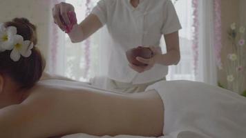 belle jeune femme dans un salon de massage spa. video