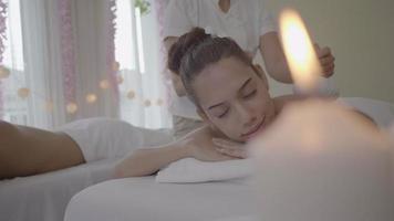 bela jovem recebendo massagem tailandesa video